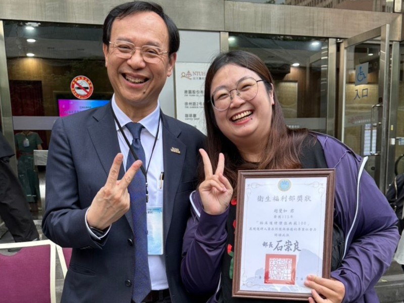 用愛填補偏鄉醫療缺口！玉醫趙曼如護理師 榮獲「臨床護理價值典範100」